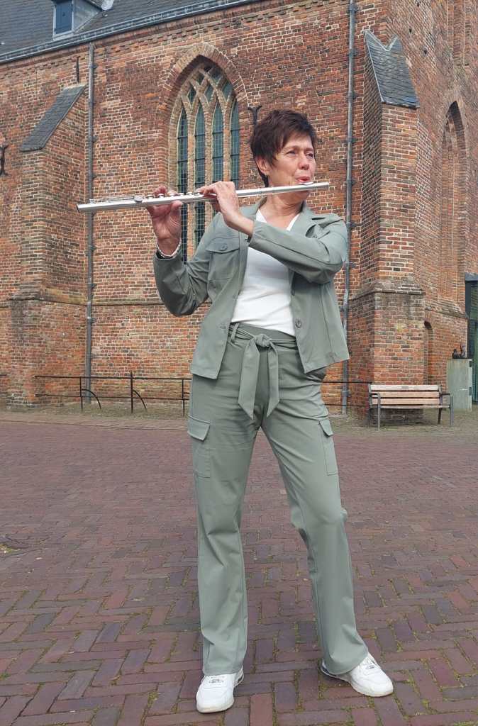Mirjam van der Burg fluitend voor de kerk